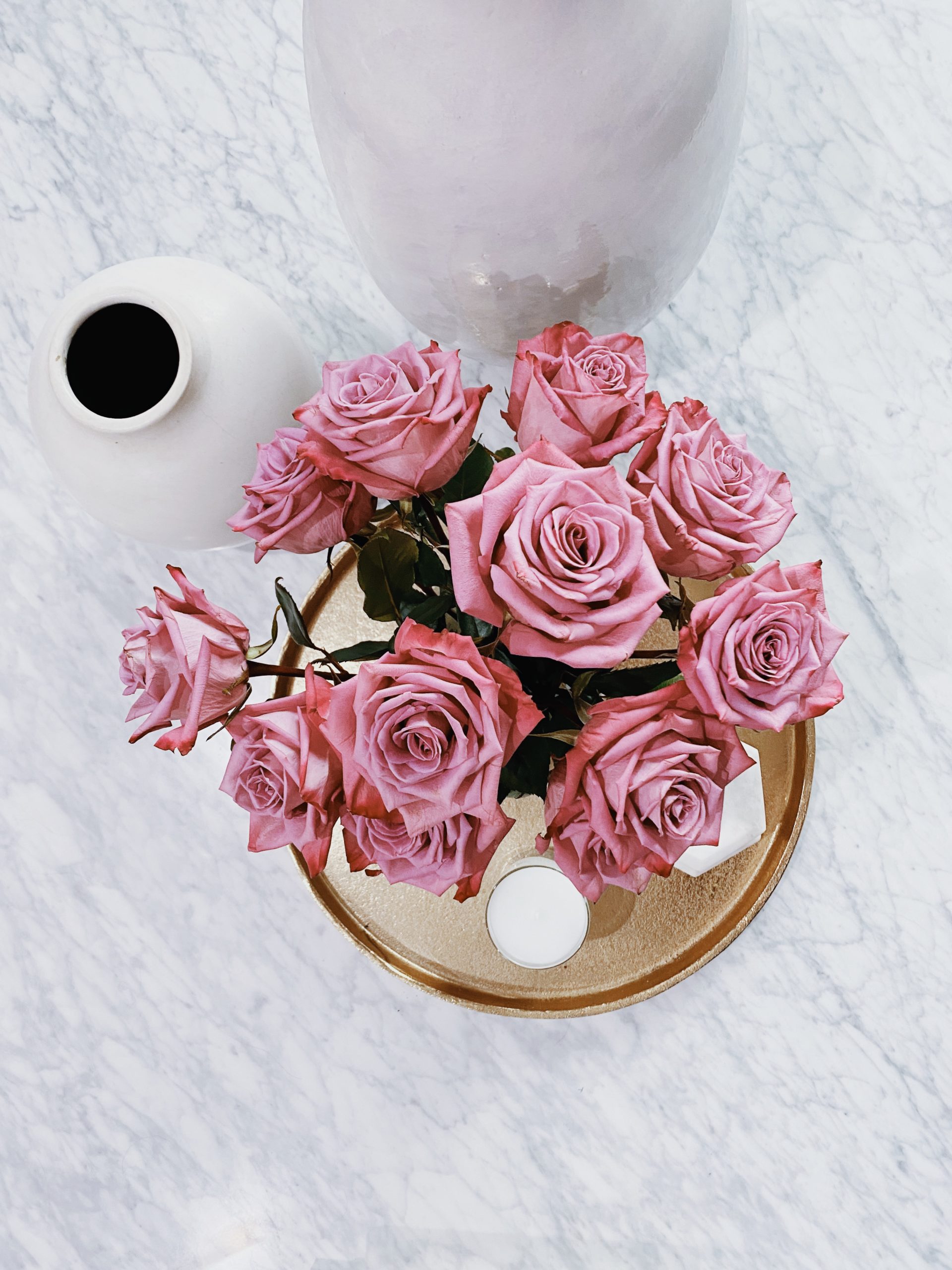 flower and accessories on glammed events coffee table -1